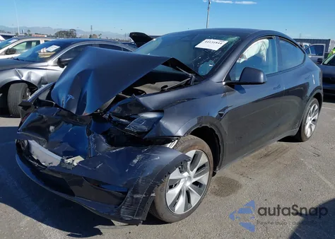 2024 Tesla Model Y Long Range Dual Motor All-Wheel Drive/Rwd z USA, uszkodzony, nr VIN 7SAYGDEDXRF053162